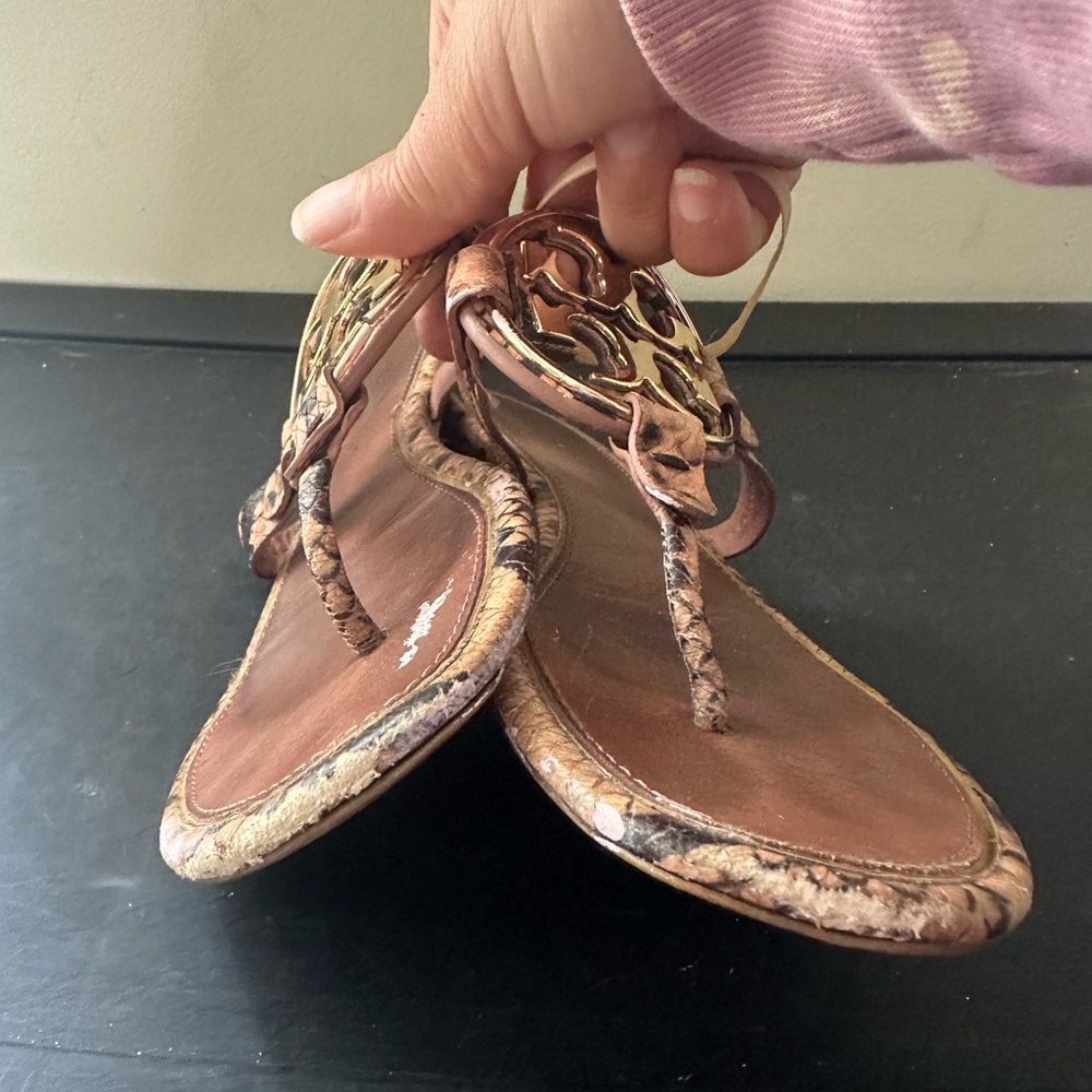 Tory Burch Miller Blush Pink Gold Metal Snake Leather Thong Sandal Logo 8M - Picture 2 of 5